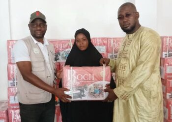 Kindia : le FONIJ offre 100 machines à coudre pour autonomiser les jeunes couturières