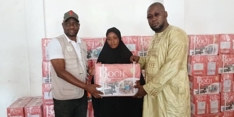 Kindia : le FONIJ offre 100 machines à coudre pour autonomiser les jeunes couturières