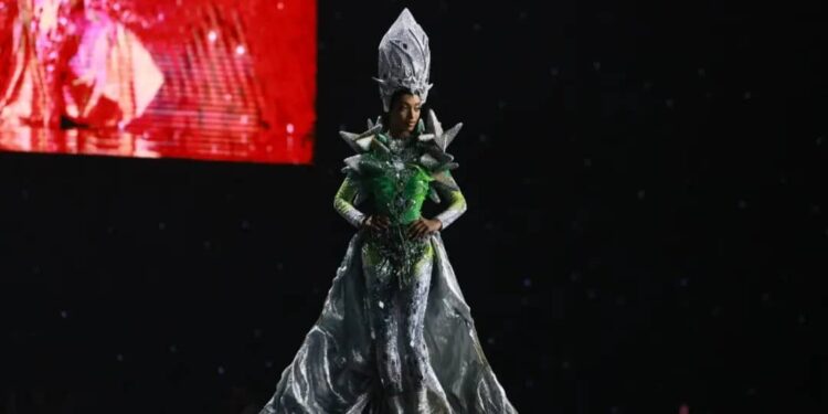 Miss Univers 2025 : Tiguidanké Bérété crée l’éblouissement avec un hommage grandiose au projet Simandou