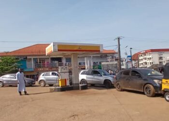 Conakry confrontée à une pénurie d’essence: longues files d’attente et inquiétude des automobilistes