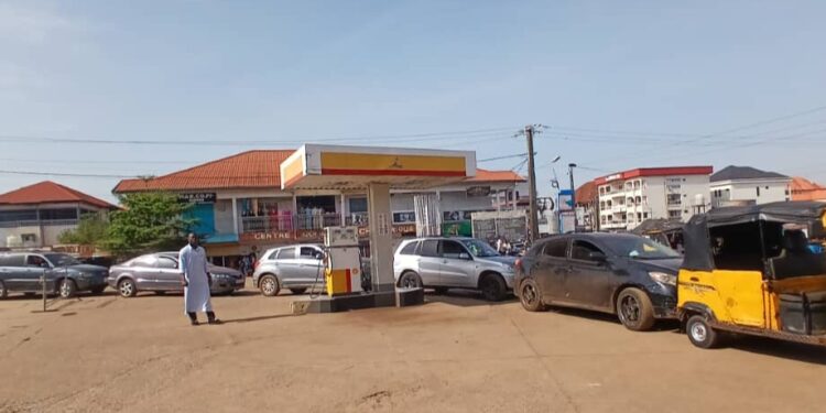 Conakry confrontée à une pénurie d’essence: longues files d’attente et inquiétude des automobilistes