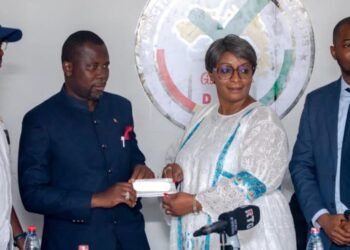 Présidentielle 2025: la DGE remet les chèques d’appui financier aux candidats