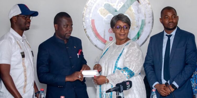 Présidentielle 2025: la DGE remet les chèques d’appui financier aux candidats