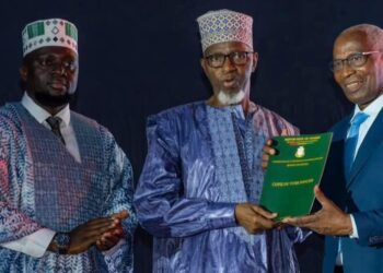 Bah Oury remet des titres fonciers : « un geste de réparation pour les souffrances endurées »