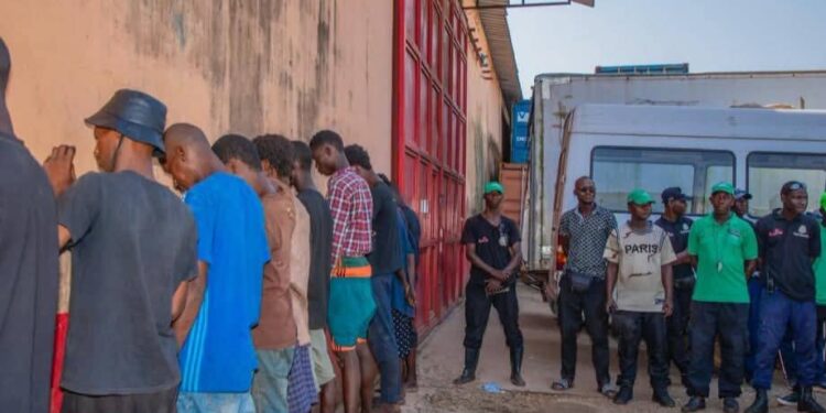 Conakry: 15 individus arrêtés pour avoir jeté des ordures sur la voie publique