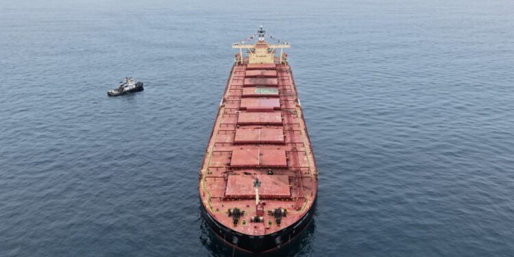 Simandou : le premier chargement de minerai de fer prend le large