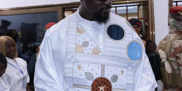 Élection présidentielle : le président Mamadi Doumbouya vote à Kaloum