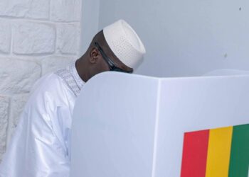 Élection présidentielle : le président Mamadi Doumbouya vote à Kaloum