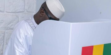 Élection présidentielle : le président Mamadi Doumbouya vote à Kaloum