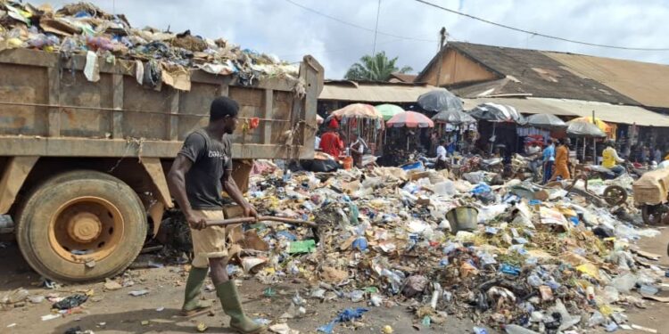 Nzérékoré : les immondices envahissent les marchés, les commerçants tirent la sonnette d’alarme