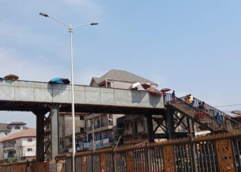 Sonfonia Gare: au cœur d’une passerelle étouffée par la vente en désodre