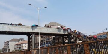 Sonfonia Gare: au cœur d’une passerelle étouffée par la vente en désodre