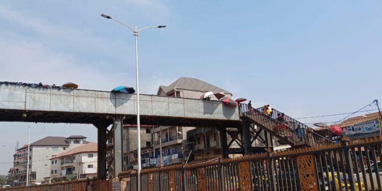Sonfonia Gare: au cœur d’une passerelle étouffée par la vente en désodre