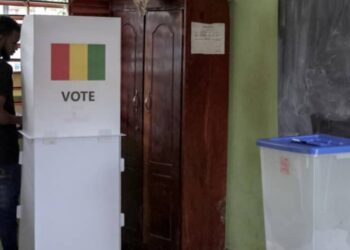 Présidentielle 2025: téléphones interdits dans les isoloirs pour garantir le secret du vote