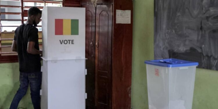 Présidentielle 2025: téléphones interdits dans les isoloirs pour garantir le secret du vote