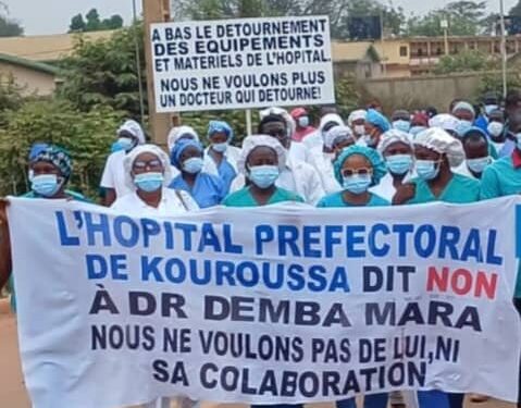Kouroussa: le personnel hospitalier rejette toute réintégration de l’ancien directeur