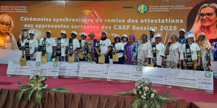 Guinée : des centaines de femmes formées par les CAEF recoivent des attestations et des financements 