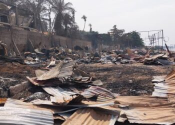 Drame à la plage Rogbanè : les victimes soupçonnent un incendie meurtrier, les autorités annoncent des enquêtes et des mesures fortes