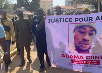 Adama Condé, tué en Belgique par la police, inhumé au cimetière de Cameroun sous le signe de la quête de justice