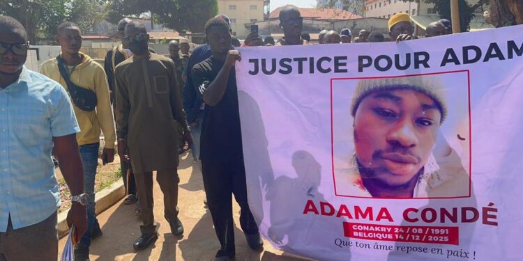 Adama Condé, tué en Belgique par la police, inhumé au cimetière de Cameroun sous le signe de la quête de justice