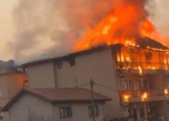 Sonfonia: un immeuble en proie aux flammes à Yattaya-Fossidèt