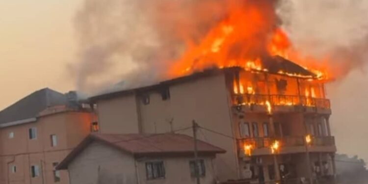 Sonfonia: un immeuble en proie aux flammes à Yattaya-Fossidèt