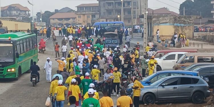 Investiture du président Doumbouya : le stade Général Lansana Conté pris d’assaut par les citoyens 