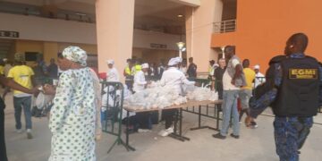 Pain et jus pour tous : l’autre image forte de l’investiture du président Doumbouya