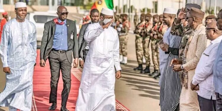 Investiture de Mamadi Doumbouya : Assimi Goïta en route pour Conakry