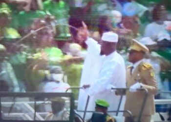Entrée du président Mamadi Doumbouya au stade Général Lansana Conté