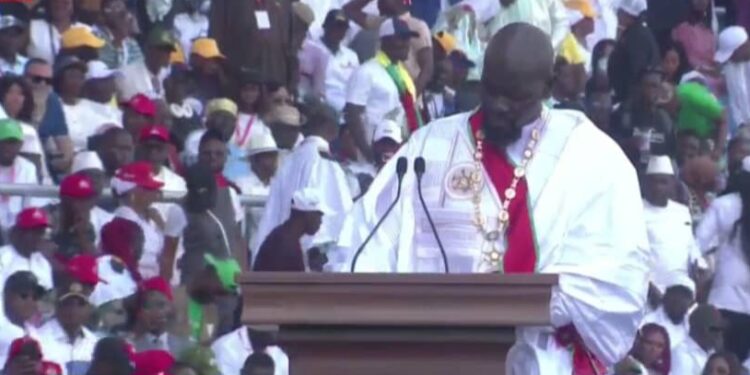 « Je jure devant Dieu et le peuple…» : Mamadi Doumbouya investi président 