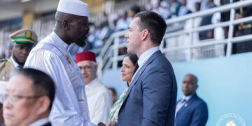 Investiture de Mamadi Doumbouya : la présence de Nick Checker, un signe d’assouplissement possible des restrictions américaines