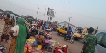 Enco 5: malgré le déguerpissement, des vendeurs réoccupent les abords de la route