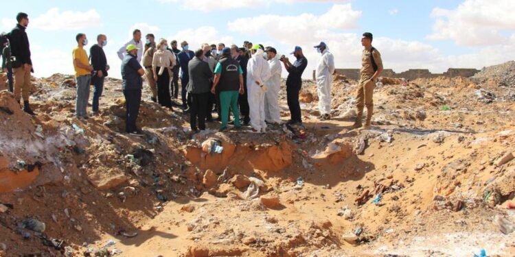 Libye : la police exhume une fosse commune contenant 21 corps de migrants abattus de sang-froid