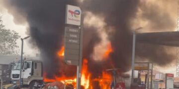 Kissidougou: un camion-citerne prend feu près de la station Total
