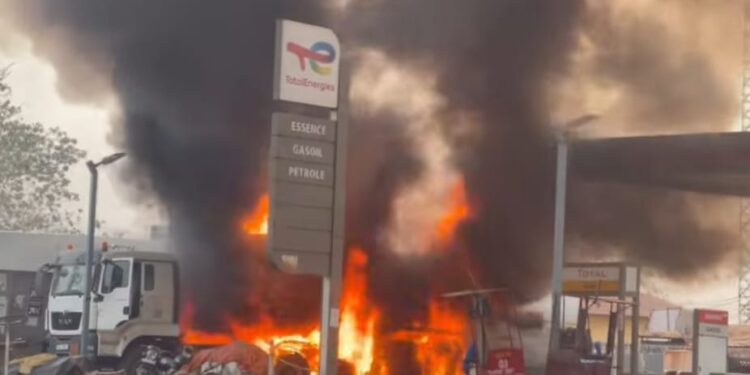 Kissidougou: un camion-citerne prend feu près de la station Total
