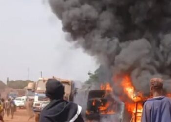 Kankan: un incendie spectaculaire calcine 3 camions dans un garage de Missiran