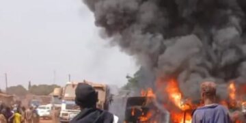 Kankan: un incendie spectaculaire calcine 3 camions dans un garage de Missiran