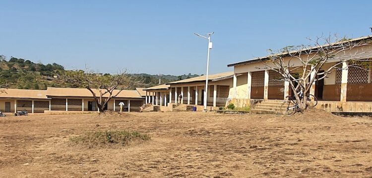 Mamou : 13 salles de classe scellées à la colle forte, les cours suspendus au lycée Elhadj Boubacar Barry