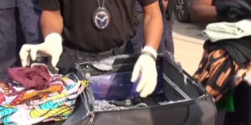 Aéroport AST: 1,18 kg de cocaïne saisis dans des chaussures et une valise, 2 femmes interpellées