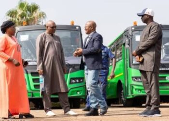 « Pourquoi les premiers bus ne sont-ils toujours pas en circulation ? C’est un problème de réseau », répond Ousmane Gaoual
