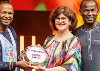 Humour : Rigel Gandhi reçoit son trophée du Prix RFI Talents du Rire 2025 à Abidjan