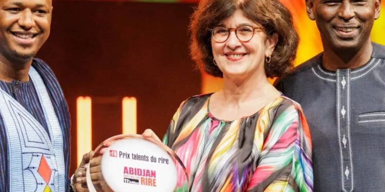 Humour : Rigel Gandhi reçoit son trophée du Prix RFI Talents du Rire 2025 à Abidjan