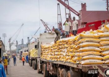 Le gouvernement et les acteurs économiques signent un accord pour stabiliser les prix des denrées de première nécessité