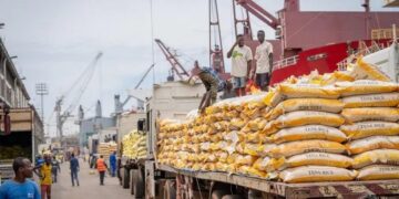 Le gouvernement et les acteurs économiques signent un accord pour stabiliser les prix des denrées de première nécessité