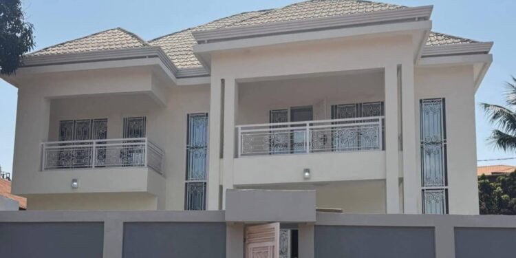 Le président Mamadi Doumbouya offre une villa à l’artiste Fodé Baro