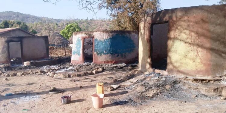 Dinguiraye : une vingtaine de cases consumées par un feu domestique