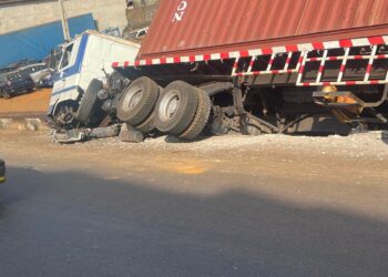 Lansanayah Barrage : un camion-remorque finit sa course dans un caniveau