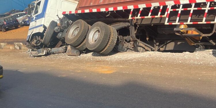 Lansanayah Barrage : un camion-remorque finit sa course dans un caniveau