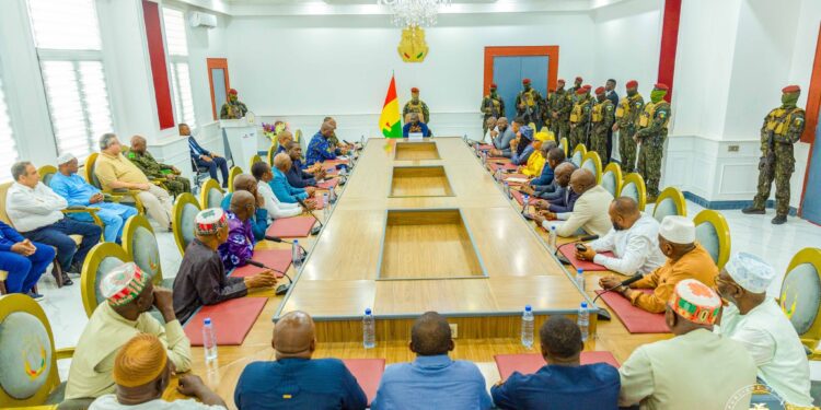 Climat des affaires : Mamadi Doumbouya rencontre les opérateurs économiques